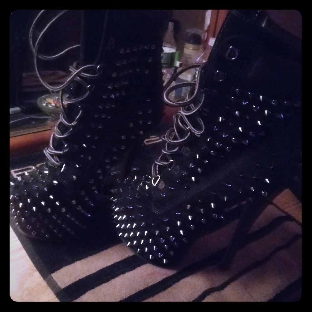 Shoe